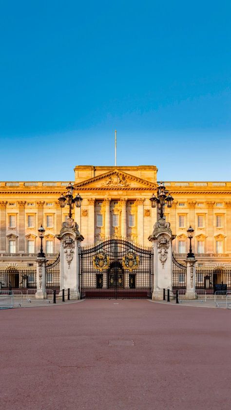 London Aesthetic Buckingham, England Buckingham Palace, London Buckingham Palace Aesthetic, Royal Family Wallpaper, Architecture England, London Palace, Buckingham Palace Photo Ideas, Buckingham Palace Interior, British Royal Family Aesthetic