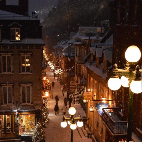 Warm Cozy Aesthetic, Old Quebec City, Lights For Christmas, Christmas Dreaming, Old Quebec, Dark Christmas, Christmas Feeling, Cozy Aesthetic, Warm Christmas