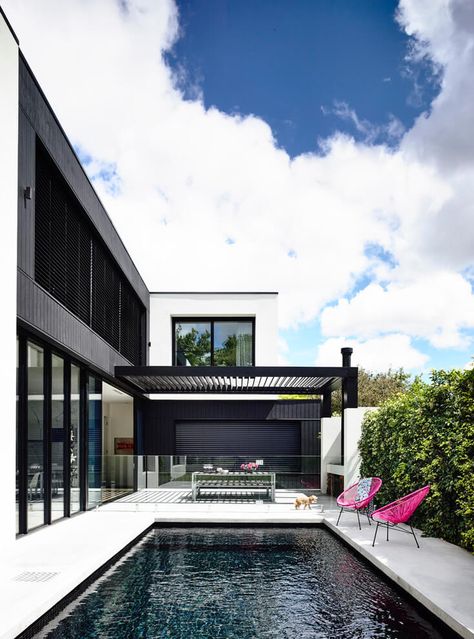 Monochrome House, Moderne Pools, Pool Colors, Hope Design, Small Pool Design, Modern Pools, Black Tiles, Pool Tile, Courtyard Garden