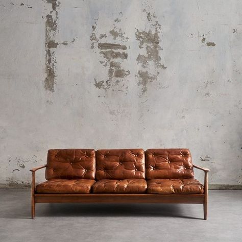 Brown Couch Mid Century Modern, Vintage Brown Leather Sofa, Midcentury Modern Leather Couch, Mid Century Modern Couches, Vintage Couch Aesthetic, Vintage Leather Couch, Living Room With Leather Sofa, Rustic Leather Sofa, Modern Leather Couch