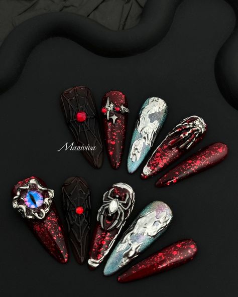 Night Spider Glam！ This is designed with a dark and mysterious theme, combining deep tones with red glitter for a perfect Halloween vibe. #halloweencostume #halloweenmakeup #halloween #hallloweennails #pressonnails #naildesign #scaryart Nail Designs With Charms, Halloween Nails Glitter, Night Spider, Gem Nail Designs, 2024 Nails, Dark And Mysterious, Halloween Nail Designs, Nails Glitter, Halloween Nail