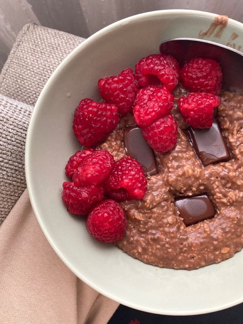 Aesthetic Breakfasts, Oatmeal Aesthetic, Oatmeal Healthy, Raspberry Oatmeal, Chocolate Oatmeal, Healthy Chocolate, Healthy Dessert, Pretty Food, Aesthetic Food