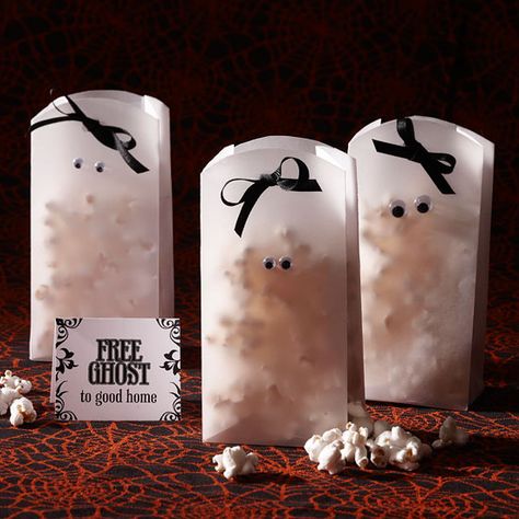 Presentación fantasmagórica para unas palomitas. Halloween Treat Bags Diy, Scary Movie Night, Diy Halloween Treats, Dulces Halloween, Candy Dress, Popcorn Bags, Candy Party Favors, Easy Halloween Crafts, Halloween Treat Bags