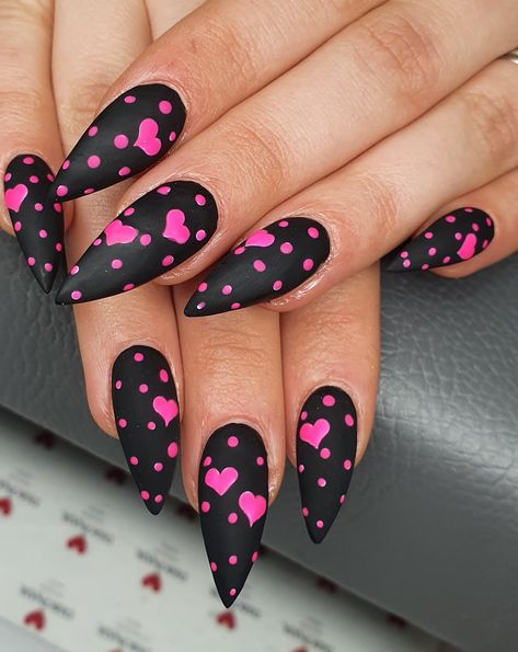 Valentines Nails Goth, Xoxo Nails Designs, Valentines Nails Black And Red, Black And Pink Heart Nails, Pink Nails With Black Heart, Black And Pink Valentine Nails, Black Valentine’s Day Nails, Hot Pink And Black Nails Acrylics, Nail Designs With Hearts