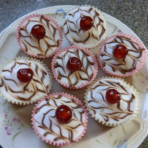 Bakewell Traybake, Cherry Bakewell Cupcakes, Box Of Buttons, Cherry Cake Recipe, Cake Stall, Cherry Bakewell, Cherry Cupcakes, Afternoon Tea Recipes, Tray Bake Recipes