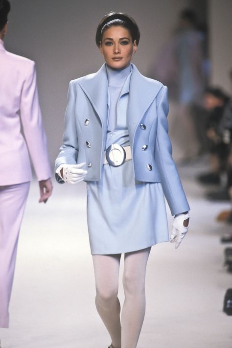 Blue Runway Fashion, Models 90s, Wool Tights, Runway Fashion Couture, Outfits 90s, High Fashion Editorial, 80s And 90s Fashion, Carla Bruni, Outfit 90s