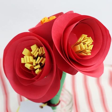 Learn how to make construction paper flowers, this is an easy kids craft and ideal for a Mother's Day gift. Construction Paper Flowers, Simple Paper Flower, Rolled Paper Flowers, Diy Stocking Stuffers, Flower Pots Outdoor, Simple Craft, How To Make Paper Flowers, Paper Rose, Fun Easy Crafts