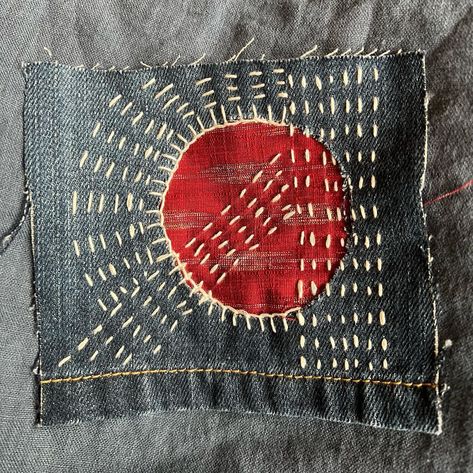 Cool Stitching Ideas, Sashiko Stitching Patterns, Japanese Sashiko Embroidery, Sashiko Embroidery Patterns Free, Boro Patches, Visible Mending Stitches, Sashiko Mending, Sashiko Tutorial, Sashiko Patterns