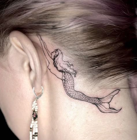 A mermaid tattoo behind the ear by @gelo.ink Cute Mermaid Tattoo, Hot Mermaid, Mermaid Sleeve Tattoos, Abstract Mermaid, Behind The Ear Tattoos, Little Mermaid Tattoo, Tattoo Therapy, Tattoo Cartoon, Unique Tattoos Black Women