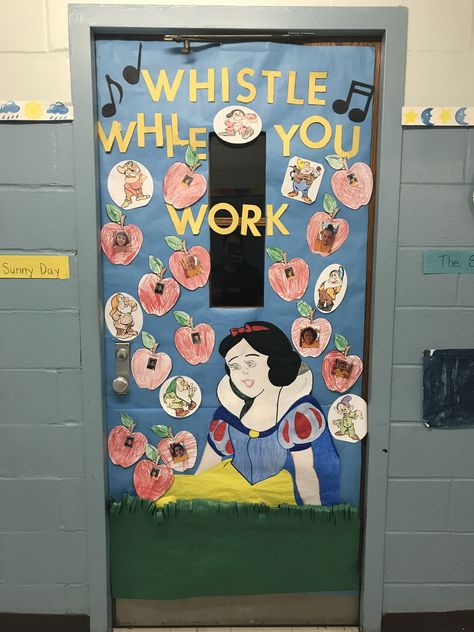 Snow White Snow White Classroom Door, Whiter Than Snow Craft, Snow White Door Decoration, Snow White Classroom Theme, Snow White And The Seven Dwarfs Activities, Snow White Room Decor, Snow White Welcome Sign, Kindergarten Door, White Classroom