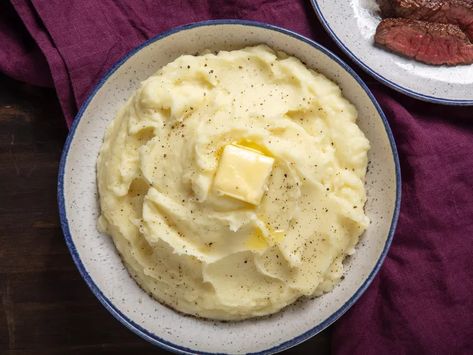 The Best Potatoes for Mashed Potatoes Potatoe Dinner Recipes, Tartiflette Recipe, Crispy Roast Potatoes, Fluffy Mashed Potatoes, Cheesy Mashed Potatoes, Making Mashed Potatoes, Potato Gratin, Potato Starch, Food Lab