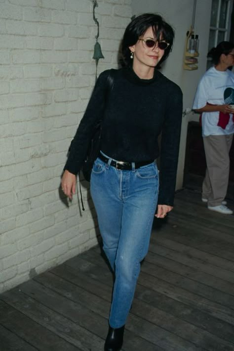 Courtney Cox rocked mom jeans in 1995, and you'll never guess who's bringing them back in style today! 1980s Fashion Trends, The 90s Fashion, Courtney Cox, 2000s Fashion Trends, 90s Inspired Outfits, Fashion Newsletter, Fashion 90s, 90s Looks, 90s Fashion Outfits