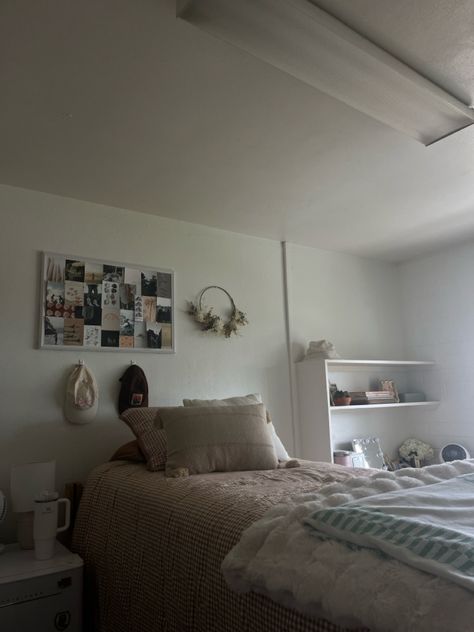 College Dorm in Southern California - inspo Dorm Inspo, Bedroom Inspo, College Dorm, Southern California, California, Bedroom, Pins