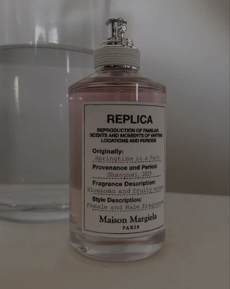 Replica Fragrance, Replica Perfume, Fragrances Perfume Woman, Perfume Collection Fragrance, Fotografi Vintage, Glow Skin, Perfume Scents, Perfume Lover, Body Skin Care Routine