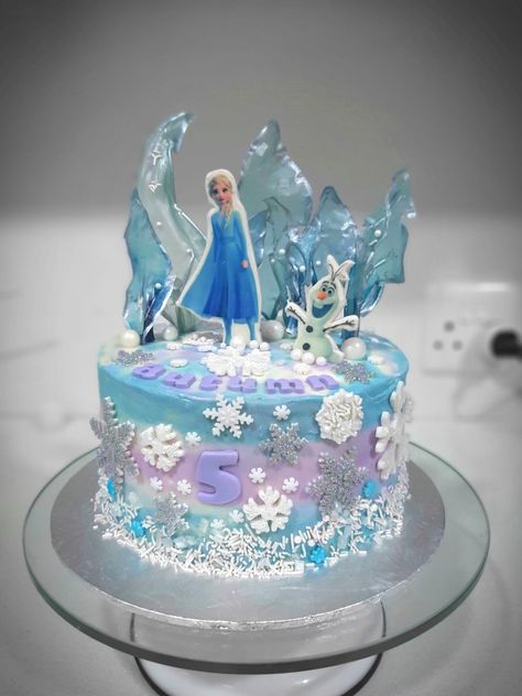 Purple, blue and white theme Elsa And Olaf Cake, Purple Princess Cake, Cake With Rice Paper, Decor Tort, Pastel Frozen, Elsa And Olaf, Olaf Cake, Glitter Snowflakes, Dinosaur Birthday Cakes