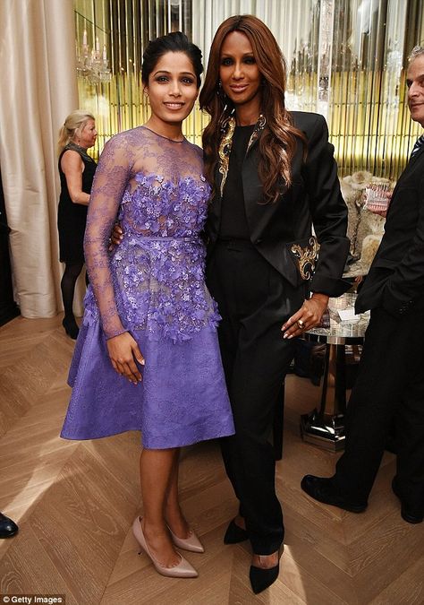 David Bowies wife & Daughter. My heart goes out to both of them David Bowie Daughter, Iman Daughter, David Bowie Wife, Iman Bowie, Supermodel Iman, Pictures Of Queen Elizabeth, Iman And David Bowie, Black Supermodels, David Bowie Fashion