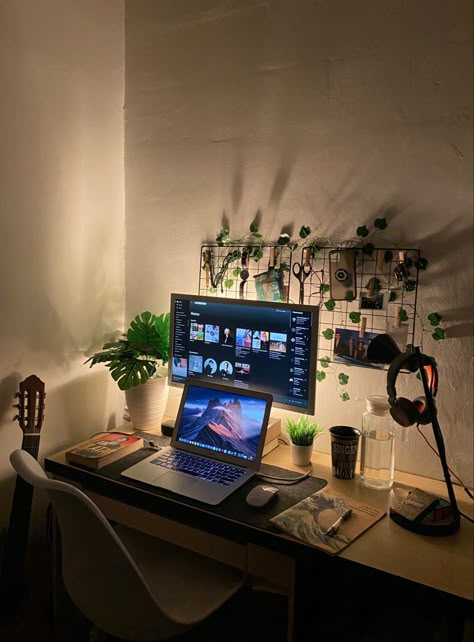 Desk Top Setup, Laptop Set Up Aesthetic, Monitor Set Up, Laptop Setup Aesthetic, Laptop Desktop Setup, Aesthetic Laptop Setup, Back Splash Patterns For Kitchen, Guys Desk, Seasonal Decor Ideas