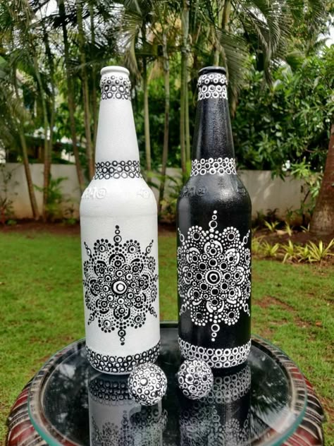 Bottle Dot Art, Dot Mandala Bottle Art, Dot Art On Bottles, Dot Mandala On Bottle, Bottle Mandala, Bottle Art Projects, Alcohol Bottle Crafts, Mirror Canvas Art, Diy Crafts Love