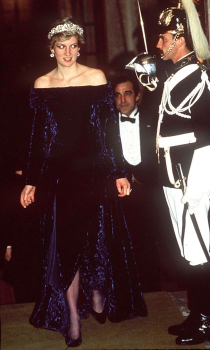 Princess Diana's most memorable evening looks - HELLO! Canada Diana Tiara, Lovers Knot Tiara, Lavender Gown, Purple Evening Dress, Princess Diana Photos, Princess Diana Pictures, Diana Fashion, Spotted Dress, Silk Chiffon Dress