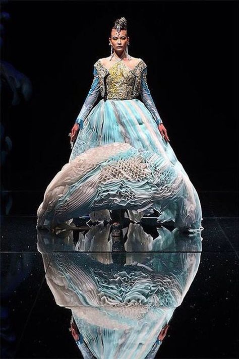 Guo Pei couture Gui Pei, Chinese Couture, Fairytale Couture, Asian Couture, Interesting Clothing, Interesting Fashion, Guo Pei, Extreme Fashion, Asian Designers