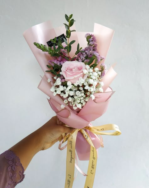 Small Valentines Bouquets, Trending Floral Arrangements, Small Flower Bouquet Gift, One Rose Bouquet, Small Bouquet Ideas, One Flower Bouquet, Mini Bouquet Flowers, Minimal Bouquet, Little Bouquet Of Flowers