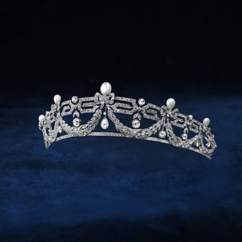 British Royal Jewellery, Royal Crowns Queen, Regency Tiara, Crown For Queen, Queen Victoria Crown, Tiara Ideas, Floral Tiara, Tiaras Jewellery, Vintage Tiara