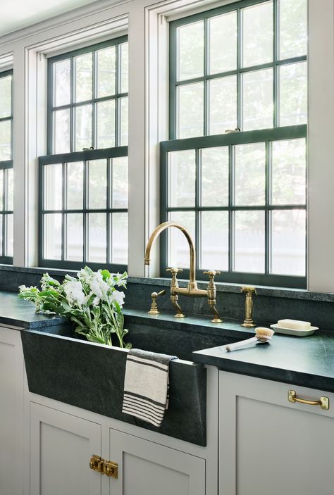 Dapur Skandinavia, Soapstone Kitchen, Windows Trim, Kitchen Sink Design, Farmhouse Renovation, Kabinet Dapur, Farmhouse Windows, Wood Farmhouse, Farmhouse Remodel