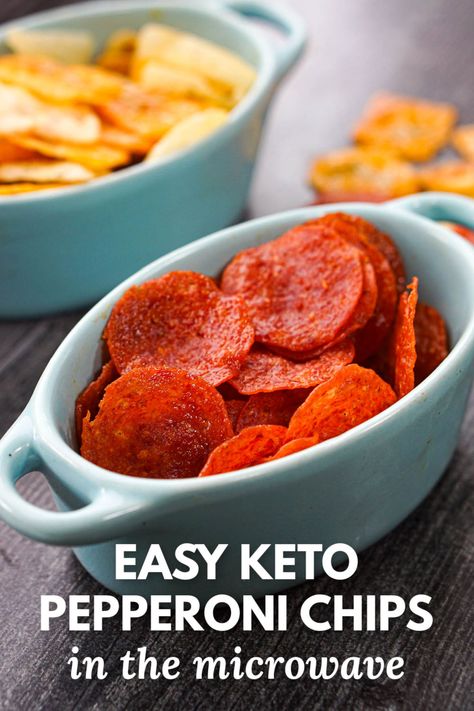 blue bowl with keto Pepperoni chips and text Keto Pepperoni Chips, Cheddar Crackers Recipe, Smoker Meat Recipes, Keto Pepperoni, Pepperoni Chips, Keto Cheese Chips, Bacon Wrapped Avocado, Parmesan Cheese Crisps, Easy Low Carb Snacks