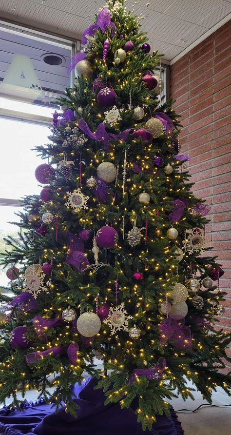 Different Color Christmas Trees, Purple Decorated Christmas Tree, Purple Christmas Tree Decorations Ideas, Christmas Tree With Purple Decorations, Purple Gold Christmas Tree, Christmas Tree Ideas Purple, Purple And Green Christmas Tree, Purple Christmas Tree Ideas, Christmas Tree Purple