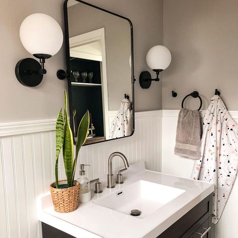 25 Best Beadboard Bathroom Ideas That Never Go Out of Style Small Bathroom Beadboard, Bathroom Beadboard Walls, White Beadboard Bathroom, Diy Beadboard Bathroom, Beadboard Bathroom Ideas, Bathroom Beadboard Ideas, Bathroom Wall Decor Diy, Diy Beadboard, Beadboard Bathroom