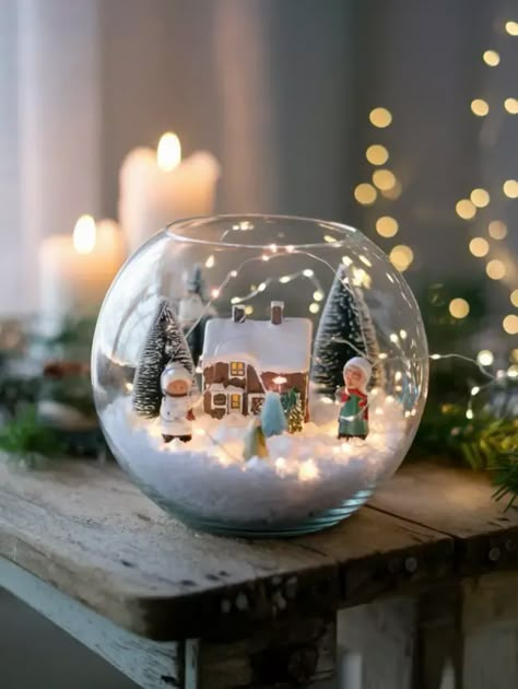 Diy Christmas Small Gifts, Christmas Village In A Jar, Winter Diarama Ideas, Winter Terrarium Ideas, Christmas Figurines Decoration, Terrarium Christmas Ideas, Winter Party Centerpieces, Small Room Christmas Decor, Small Christmas Tree Diy