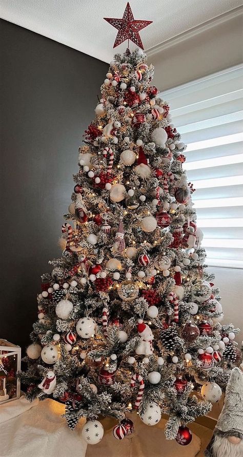 Creative Christmas Tree Ideas, Elegant Christmas Tree Decorations, White Christmas Tree Decorations, Christmas Tree Inspo, Pretty Christmas Decorations, Christmas Tree Decorating Themes, Elegant Christmas Trees, Creative Christmas Trees, Red Christmas Tree