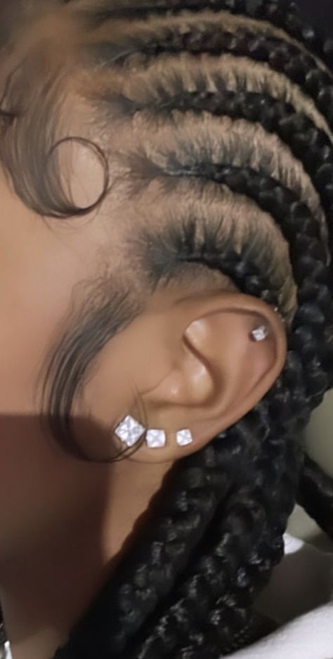 Peircings Women Earrings, Piercing On Top Of Ear, Ear Piercings Big Lobes, 3 Whole Ear Piercing, 3 Ear Piercings Black Women, Earings Piercings Black Women, Eat Piercings Ideas Black Women, Double Ear Piercing Black Woman, Earring Peircings Diagram