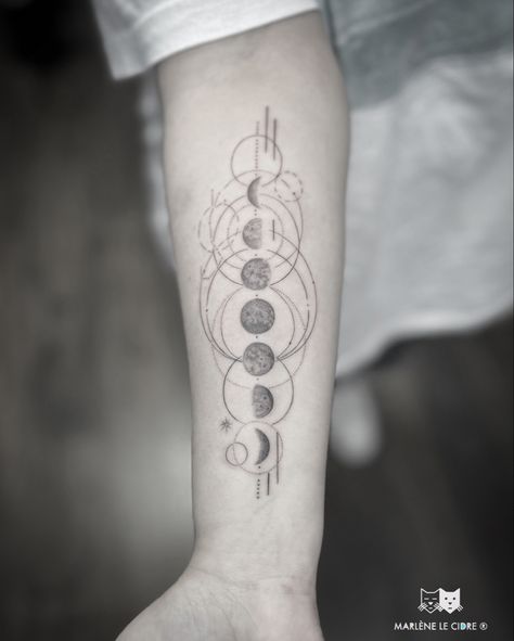 Moon Phases Geometric Tattoo, Moon Phase Tattoo Designs, Tattoo Moon Phases, Moon Stages, Clavicle Tattoo, Moon Phases Tattoo, Tattoo Moon, Z Tattoo, Bicep Tattoo