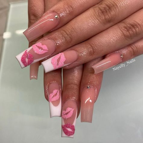 NAYELLY_NAILS ❁ on Instagram: “Kisses 💋 @valentinobeautypure Super white @valentinobeautypure Bad N Boujee @valentinobeautypure Gel polish Use code "Nayelly10" at…” Kiss Nails Designs, Valentines Day Nails Extra, Valentine’s Day Freestyle Nails, Sugar Nails, Vday Nails, Kiss Nails, February Nails, Nail Designs Valentines, Nail Arts