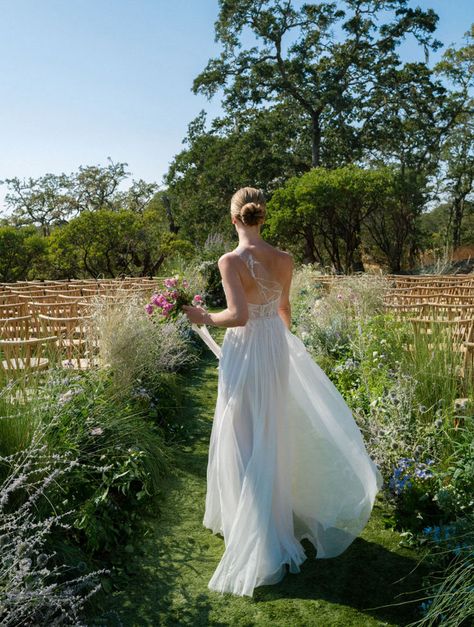 The picturesque Sonoma Wine Country where the Montage Healdsburg provided a lush backdrop for Marie and Jake's intimate wedding celebration. I got the privilege of working with the talented and lovely Heather Hoesch and all was captured with such artistry by the one and only Eric McVey. Pinch me! Aisle Florals, Healdsburg Wedding, Modern Romantic Wedding, Healdsburg California, Sonoma Wine Country, Pinch Me, Wedding Celebration, Wine Country, Romantic Wedding