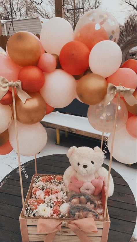 Balloon Gift Basket Ideas, Mini Balloon Garland Gift Basket, Balloon Gift Basket Birthday, Gift Basket With Balloons, Bear In Basket With Balloons, Balloon Gift Basket, Strawberries In A Basket, Flowers And Chocolate, Bear Flowers