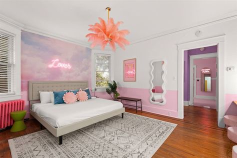 The Taylor Swift Apt • Music Row • Walkable! - The Dolly House Taylor Swift Room Ideas, Taylor Swift Bedroom Ideas, Taylor Swift Bedroom, Taylor Swift Room, Bedroom Wall Ideas, Teen Bedroom Ideas, Dolly House, Music Row, Makeup Station