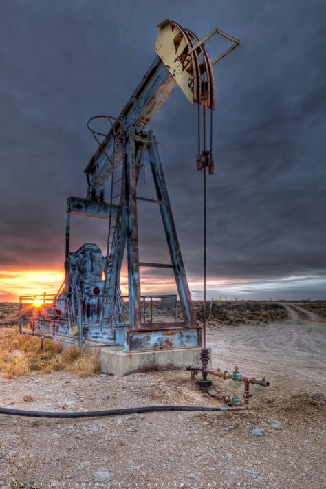 An old pump jack in Northern Crane County Texas. Oilfield Humor, Oil Field Worker, Oilfield Trash, Oil Rig Jobs, Oilfield Life, Midland Texas, Texas Oil, Water Well Drilling, Oil Platform