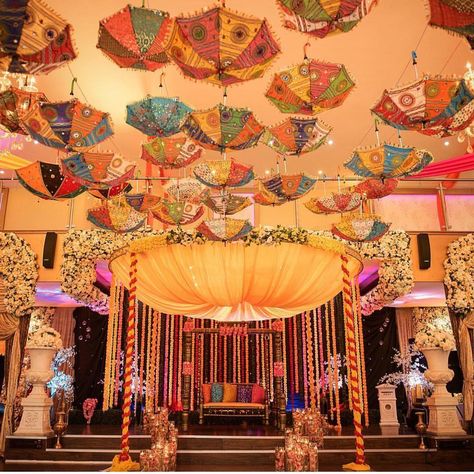 Sangeet Umbrella Decor, Mehndi Ceiling Decor, Mehendi Sangeet Decor, Indoor Sangeet Decor, Sangeet Background, Indoor Mehendi Decor Ideas, Charpai Decor, Jago Decorations, Sangeet Decoration Night Indoor