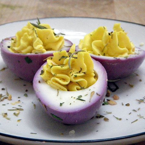 Pomegranate Deviled Eggs - It's all in the Presentation...  Minnesota Vikings fans, Washington Huskies, Maybe the New Orleans Saints... Add a Purple hugh to your Deviled Eggs.  PLUS a tutorial on how to open a Pomegranate !!!  Inspired By eRecipeCards: Pomegranate Deviled Eggs - It's all in the Presentation Mini Chef, Mardi Gras Food, Purple Food, Washington Huskies, Mardi Gras Party, Superbowl Party, Deviled Eggs, Gumbo, Food Presentation