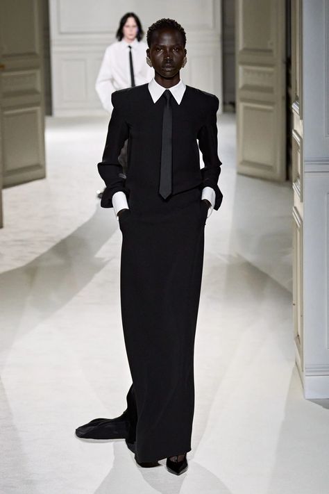 Valentino Fall 2023, Runway Magazine, Fall 2023 Ready To Wear, 2023 Ready To Wear, Valentino Black, Looks Black, Tie Styles, Fall 2023, Black White Fashion