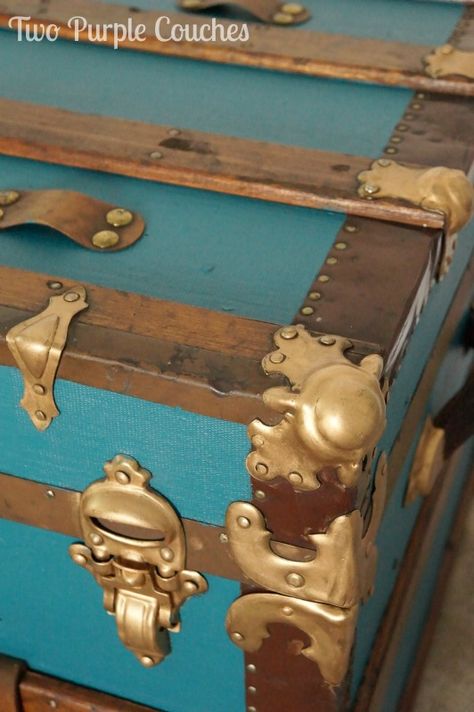 Furniture Makeover Tip: Use Rub 'n Buff on hardware to really make it shine! -- You've got to see this whole DIY steamer trunk makeover. It is incredible!! Diy Steamer Trunk, Steamer Trunk Makeover, Trunk Redo, Antique Trunk Restoration, Trunk Makeover, Vintage Steamer Trunk, Diy Furniture Makeover Ideas, Painted Trunk, Rub N Buff