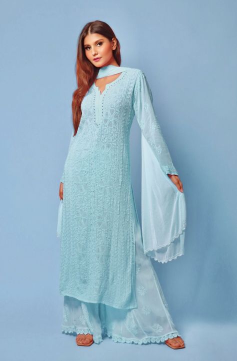 Chikan Kari Kurti Designs, Chikankari Kurti Ideas, Chickenkari Suits Designs, Chinkari Suits, Chickenkari Suits, Simple Indian Suits, Indian Dresses For Women, American Realism, Desi Fits