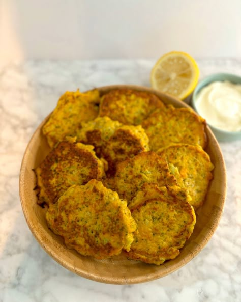 Sweet Potato Broccoli Fritters - Eating With Zion Sweet Potato Toddler Recipes, Baby Broccoli Recipe, Sweet Potato Baby Food, Sweet Potato Tots, Broccoli Bites, Sweet Potato Fritters, Veggie Fritters, Potato Broccoli, Broccoli Fritters