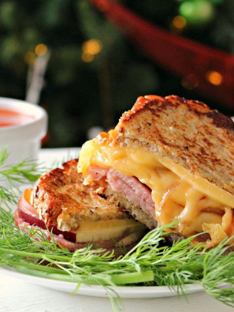 Gouda Sandwich, Gouda Cheese Recipes, Gouda Grilled Cheese, Easy Grilled Cheese, Loose Meat, Hot Sandwiches, Easy Sandwich, Grilled Ham And Cheese, Day After Christmas