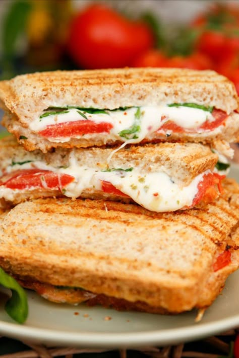 Panini Sandwich ist ein super schneller Snack für zwischendurch, den man einfach Zuhause zubereiten kann. Mit Tomaten, Mozzarella und Spinat wird der knusprige Panini zu einer schmackhaften vegetarischen Variante. Mozzarella Panini, Toast Aperitif, Sandwich Toast, Mozzarella Sandwich, Panini Sandwich, Plats Healthy, Panini Sandwiches, Toast Sandwich, Sandwiches For Lunch