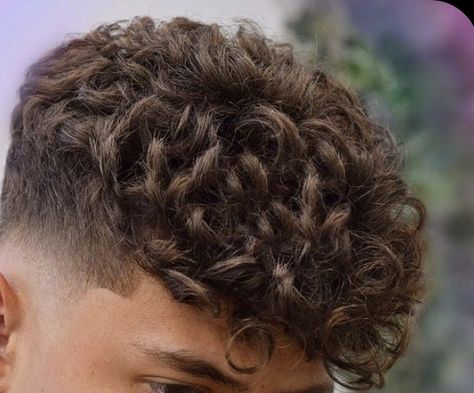 Tom Boy Hairstyles Short, Fades For Curly Hair, Curly Hair With Fade, Taper Fade Curly Hair White Men, Low Fade Curly Hair Men, Degrade Haircut Curly, Curly Hair Ideas Men, Short Curly Hair Fade, Mid Fade Curly Hair