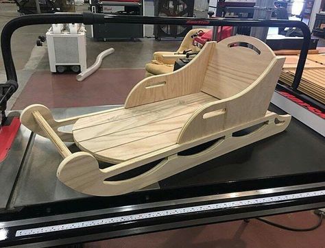 Rocking Chair Woodworking Plans, Christmas Sled Decoration, Sled Decor, Woodworking Items That Sell, Wooden Sleigh, Room Box Miniatures, Chair Woodworking Plans, Dremel Carving, Pallet Patio Furniture