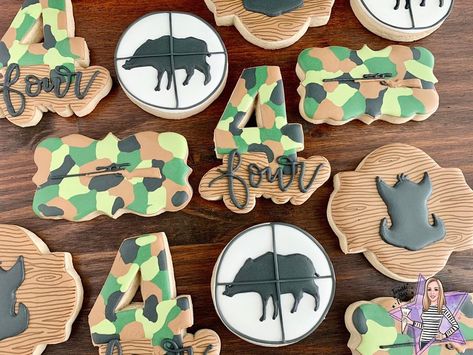 Twinkle Star Treats on Instagram: “Camo boar hunting cookies! Such a unique set! I love the way the camo turned out. Definitely one of my new favorite techniques to put on…” Camo Cookies Decorated, Camo Cookies, Deer Hunting Birthday, Camo Party, Camo Birthday, Hunting Birthday, Boar Hunting, Bear Hunting, Twinkle Star